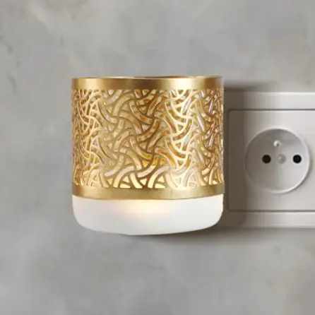 Plug-in fan diffuser with low-energy airflow system, ideal for continuous waterless fragrance diffusion and OEM scent programs